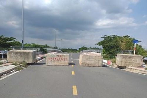 Nguy hiểm từ những khối bê tông chắn đường