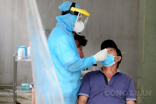 TP. HCM: Người dân, công nhân, người thuê trọ tại Bình Thạnh xếp hàng xét nghiệm COVID-19