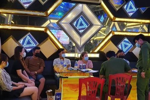 Hát karaoke giữa mùa dịch, chủ quán và 6 vị khách cùng bị phạt