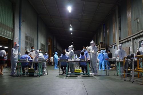 Cách ly, lấy mẫu xét nghiệm cho 700 công nhân Khu công nghiệp Tân Bình vì có ca mắc COVID-19
