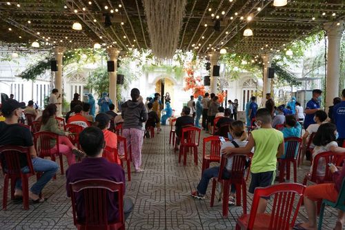 TP Hồ Chí Minh: người già, trẻ em xếp hàng lấy mẫu xét nghiệm COVID-19