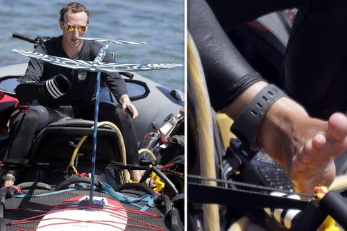 Lộ ảnh Mark Zuckerberg đi lướt sóng nhưng thứ ông chủ Facebook đeo mới được chú ý nhất