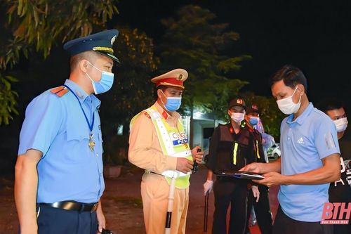 Trắng đêm kiểm soát phòng, chống dịch ở cửa ngõ Thanh Hóa