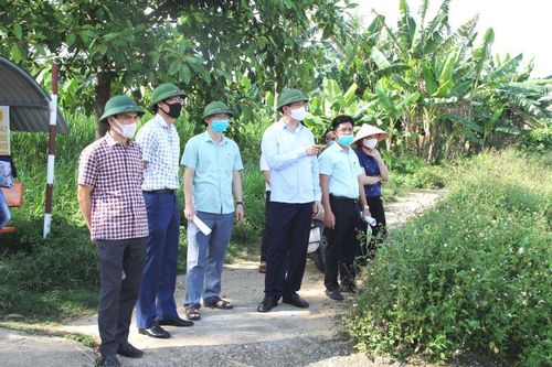 Phó Chủ tịch UBND tỉnh Lê Đức Giang kiểm tra, chỉ đạo khắc phục sạt lở kè hướng dòng Trạm bơm Hoằng Khánh