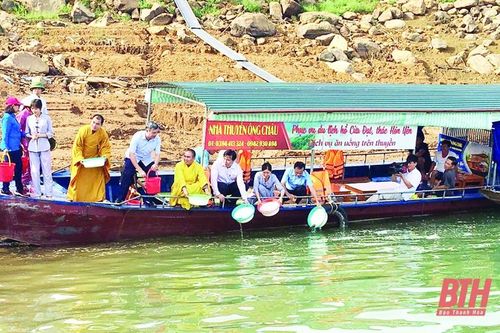Thả cá, tái tạo nguồn lợi thủy sản tự nhiên