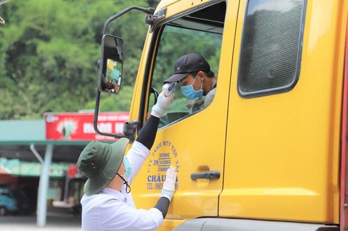 Bám chốt làm nhiệm vụ kiểm soát, phòng chống dịch Covid-19