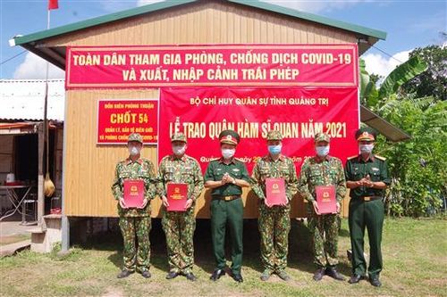 Bộ Chỉ huy Quân sự tỉnh trao quân hàm sĩ quan năm 2021 cho cán bộ tham gia phòng, chống COVID-19 trên tuyến biên giới