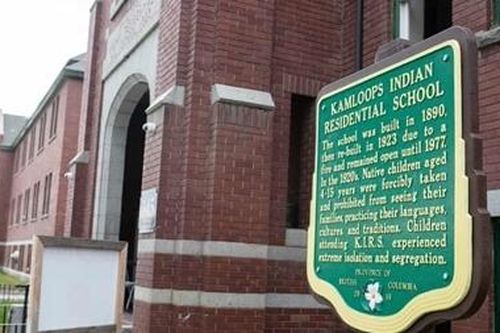 Tìm thấy 215 hài cốt trẻ em ở trường học Canada