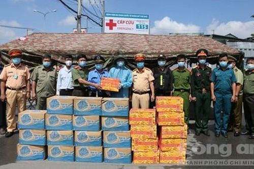 Chứa chan nghĩa tình hướng về 12 trạm kiểm soát dịch tại cửa ngõ TPHCM