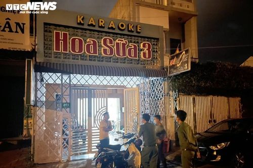 Bất chấp lệnh cấm, quán karaoke vẫn gọi dàn 'chân dài' đến phục vụ khách hát