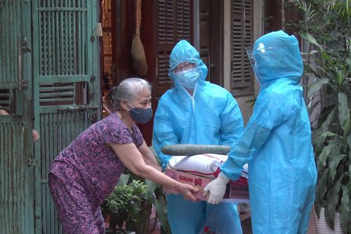 Tiếp tế nhu yếu phẩm cho hơn 100 nhân khẩu trong vùng cách ly ở Hà Nội