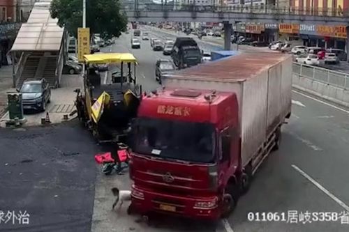 Bị xe tải đâm ngã cuốn vào gầm, nam thanh niên thoát chết thần kỳ