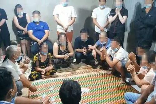 Bắt hàng chục người đánh bài giữa mùa dịch