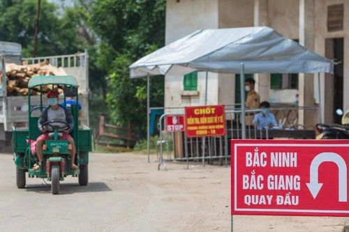 Hàng loạt chốt chặn phòng dịch ở ngoại thành Hà Nội