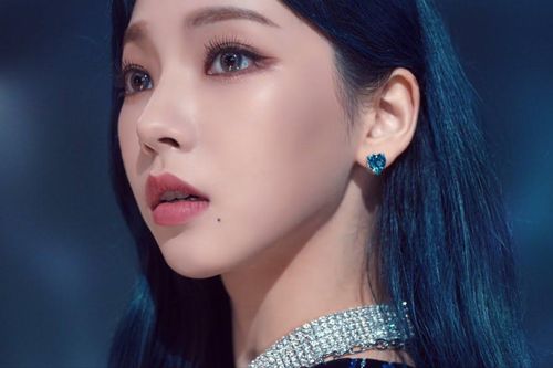 Karina mặc áo may từ khẩu trang hàng hiệu