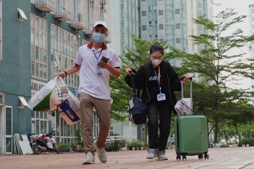 Sinh viên ở TP.HCM tìm nơi trọ khi ký túc xá thành khu cách ly