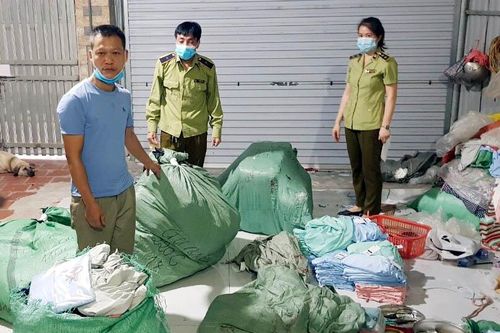 Quản lý thị trường Hà Nội phát hiện 1000 áo chống nắng giả mạo nhãn hiệu