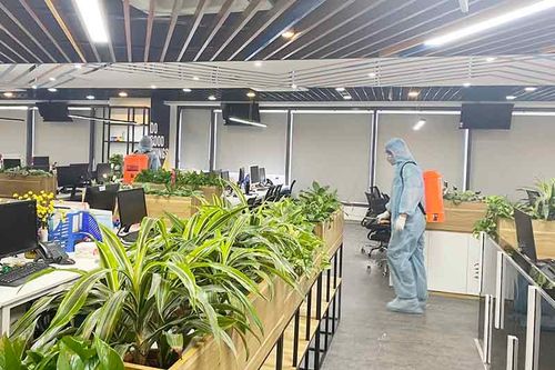 Quận Đống Đa: Phun khử khuẩn toàn bộ tầng 4 tòa nhà 99 Láng Hạ do có ca Covid-19
