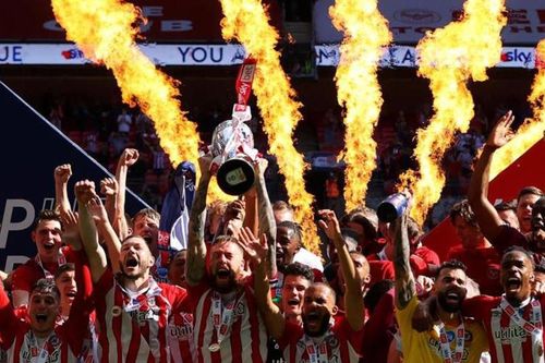 Brentford thăng hạng Premier League sau 74 năm chờ đợi