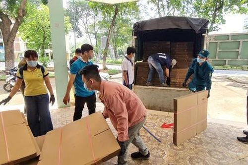 Hối hả dọn đồ khỏi KTX, sinh viên lại khổ vì… thùng giấy