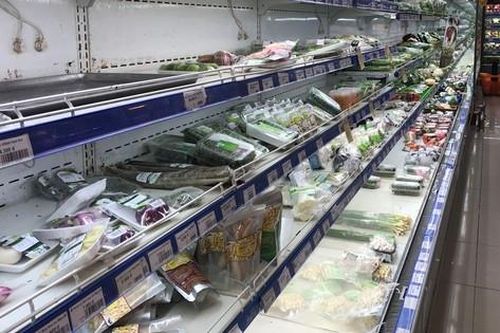 Hàng hóa trên kệ tại nhiều siêu thị ở quận Gò Vấp nhanh hết