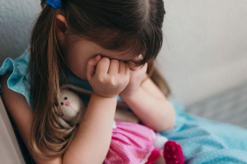Kinh hoàng bé gái 3 tuổi bị cô giáo mầm non bắt ăn phân