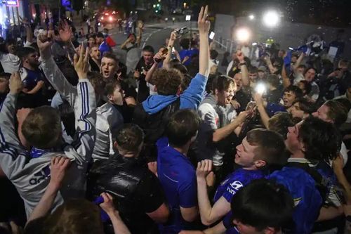 Chelsea vô địch Champions League, cổ động viên 'quẩy' tưng bừng từ London và Porto