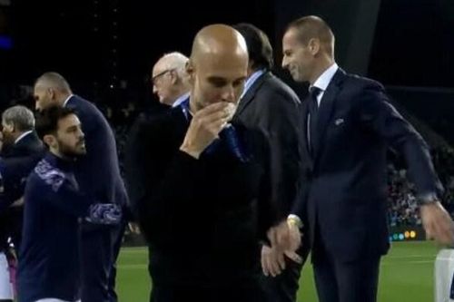 Guardiola nhận 'mưa gạch đá' vì hôn huy chương bạc Champions League