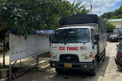 Chở 4 người trong thùng xe tải từ Hưng Yên lên Sơn La bất chấp lệnh cấm