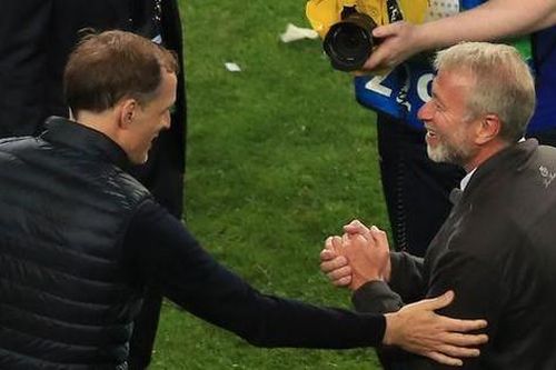 Ông chủ Chelsea xuống tận sân 'tặng quà' cho HLV Tuchel