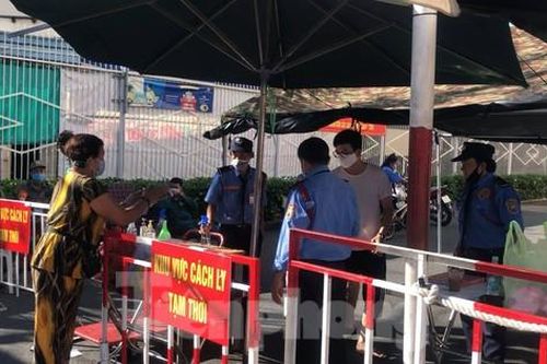 Cận cảnh nhịp sống trong các khu chung cư bị phong tỏa ở TPHCM