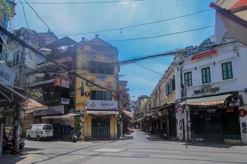 Hà Nội phố xá vắng hoe, hàng quán đóng cửa im ỉm vì COVID-19