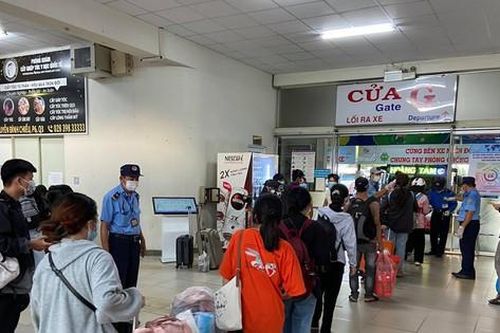Người dân đổ xô ra bến xe để rời TPHCM sau lệnh giãn cách xã hội