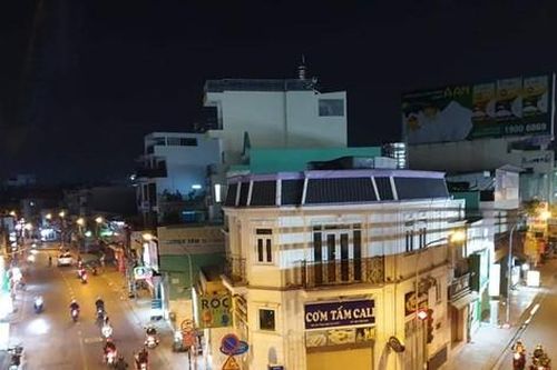 Người dân Gò Vấp hối hả dọn hàng quán trước giờ phong tỏa theo chỉ thị 16