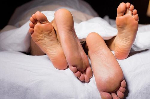 Đang ân ái, người đàn ông nhận ra đối tác không phải vợ mình