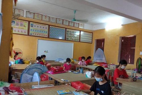 Thầy cô sát cánh bên học sinh 'cả nhà nhiễm Covid-19'