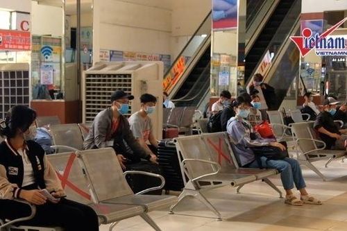 Nhiều tỉnh ngừng xe đến TP.HCM, khách ở BX Miền Đông tăng đột biến