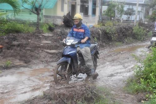 Sóc Trăng: Người dân khổ sở vì đường thi công chậm, dở dang