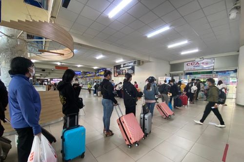 Người dân TP Hồ Chí Minh đổ xô ra bến xe để về quê trước giờ giãn cách xã hội