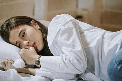 Gửi tiền về quê cho em trai chữa bệnh, nào ngờ vài hôm sau em dâu tức tốc gọi điện thông báo tin điếng người