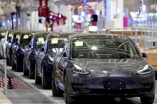 Trung Quốc tính cấm công chức dùng xe Tesla