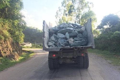 Sơn La: Xe chở nguyên liệu không che đậy, nỗi lo mất an toàn giao thông