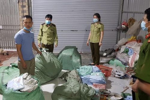 Hà Nội: Phát hiện cơ sở sản xuất áo chống nắng có dấu hiệu giả mạo nhãn hiệu GU