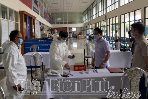 Lãnh đạo Sở Y tế kiểm tra công tác phòng chống dịch và tặng quà trẻ em