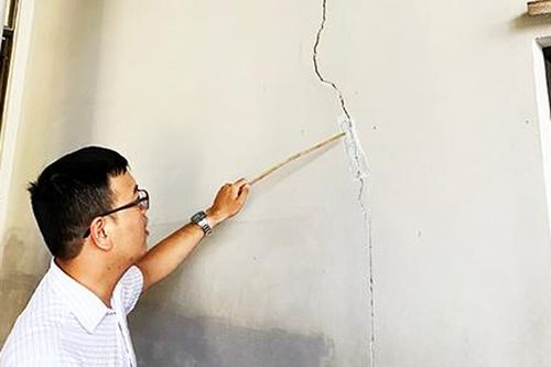 Xây dựng công trình gây hư hỏng nhà lân cận: Còn vướng mắc trong việc xử lý