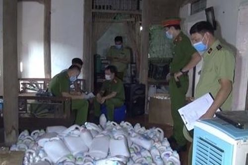 Mua nguyên liệu trôi nổi về đóng chai dầu gội, nước giặt, sữa tắm nổi tiếng
