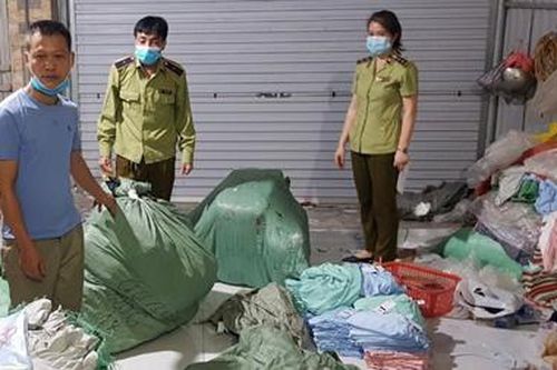 Thu giữ số lượng lớn áo chống nắng có dấu hiệu giả nhãn hiệu GU