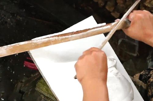 Người phụ nữ dùng thanh tre cắt bánh canh như xiếc ở An Giang