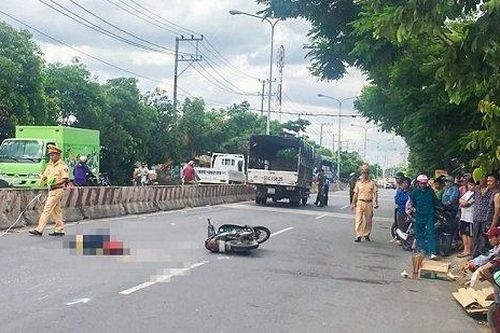 Nam thanh niên chết bất thường giữa quốc lộ 13 ở Bình Dương