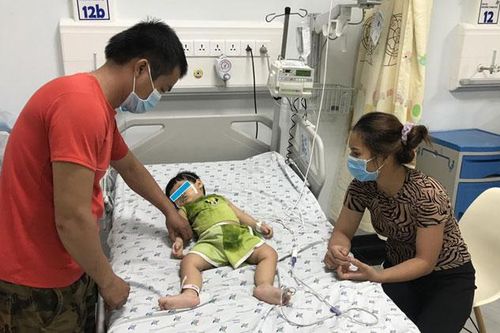 Cấp cứu thành công trẻ 15 tháng tuổi nuốt 7 mảnh dao lam